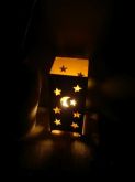 Abajur com lua e estrelas vazadas